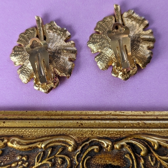 ♥️ Vintage Flower Leaf Floral design red enamel and rhinestone clip on Earrin… - Picture 6 of 7